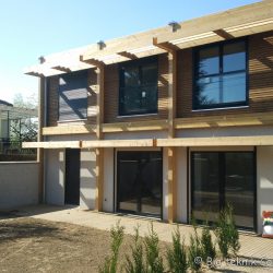 Façade SUD de la maison écologique de Brunoy avec grandes ouvertures bioclimatiques
